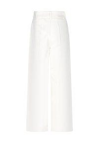 Pantaloni bianchi a gamba larga con un design sartoriale. Presentano una vita alta e cuciture verticali, realizzati in un tessuto liscio e testurizzato.