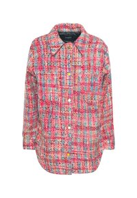 Camisa de cuadros roja y azul, con botones, hecha de una tela texturizada. Presenta un cuello, mangas largas y cierres de botón visibles.