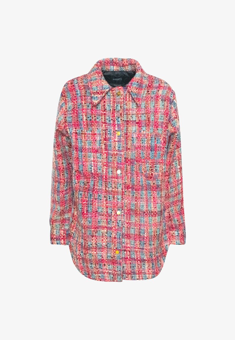Camisa de cuadros roja y azul, con botones, hecha de una tela texturizada. Presenta un cuello, mangas largas y cierres de botón visibles.