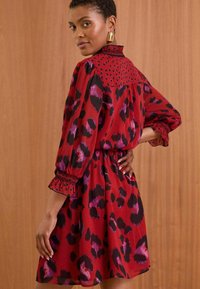 Love & Roses REGULAR FIT 3/4 SLEEVE  - Dnevna obleka - red animal