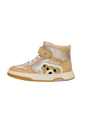 Zapatilla alta para niño en beige y rosa metálico con cierre de Velcro, cordones y un parche texturizado de osito en el lateral.
