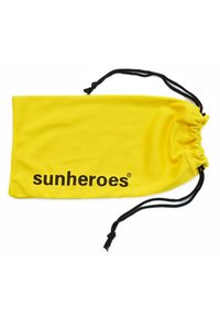 Keltainen nyöripussi, joka on valmistettu sileästä kankaasta; siinä on "sunheroes"-teksti mustilla isoilla kirjaimilla; säädettävä musta naru.