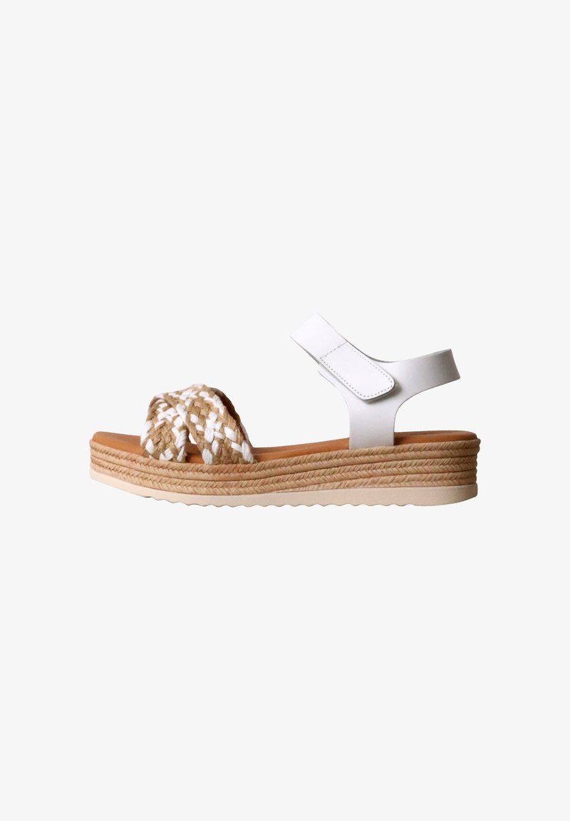 Sandale blanche à bride à la cheville avec des brides avant tressées beige et blanche et une semelle plateforme texturée.