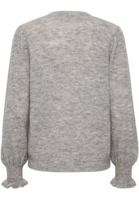 Szary sweter dzianinowy z długimi rękawami, ribbowanymi mankietami i subtelną fakturą. Bez widocznych wzorów, z okrągłym dekoltem i luźnym krojem.