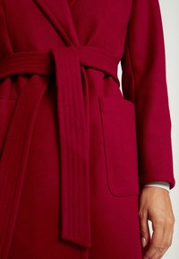 Dorothy Perkins Petite Abrigo clásico - red