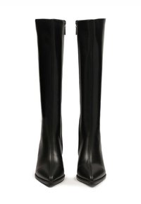 Bottes noires en cuir montantes, avec un bout pointu, une texture lisse et des fermetures éclair sur le côté, présentant des coutures verticales élégantes.