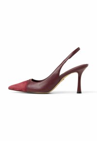 Burgundy slingbackklack med spetsig tå, med en kontrasterande framsida i röd mocka och slät läderöverkant, stödd av en tunn hög klack.