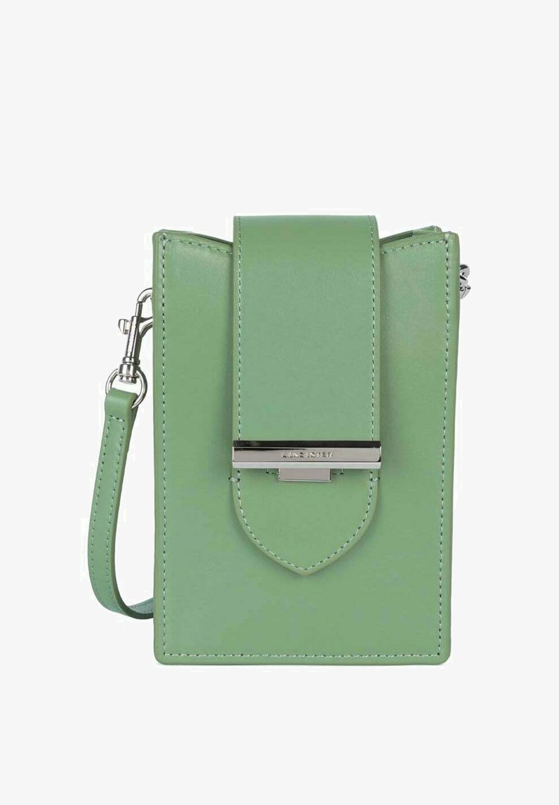 Borsa a tracolla in pelle sintetica verde con forma rettangolare, chiusura magnetica, tracolla regolabile e finiture in metallo argentato.