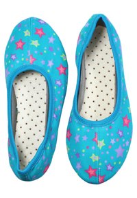 Blaue Stoff-Ballettflats mit mehrfarbigen Sternmustern. Das Innere verfügt über ein perforiertes, hell gefärbtes Futter für Atmungsaktivität.
