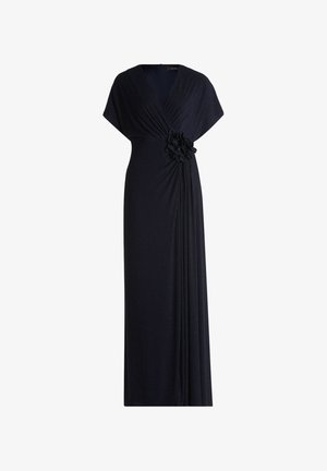 Lange marineblauwe jurk met een V-hals, cap sleeves en een geraffineerde voorkant met een stoffen bloemen detail. Gemaakt van textuurmateriaal met een vloeiende ontwerp.