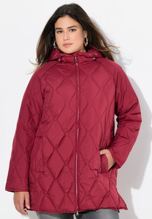 Bordeauxkleurige pufferjas met een gequilt patroon, ritssluiting, capuchon met trekkoorden en zijzakken. Gemaakt van lichtgewicht, waterafstotende stof.