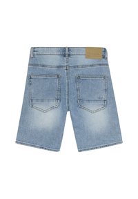 Jeansshorts i ljusblå med en blekt finish. Två bakfickor, synlig sömnad och en brun etikett med "INDIAN BLUEJEANS" vid midjan.