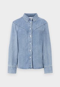 Chemise en denim bleu clair à manches longues avec fermeture à boutons, col pointu et détail de couture en empiècement sur la poitrine.