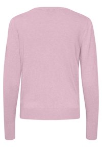 Suéter rosa claro con mangas largas, textura suave y cuello redondo. El dobladillo y los puños tienen acentos en canalé. Diseño simple y clásico.