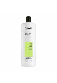 Nioxin Scalp + Hair Shampoo in een heldere, hoge plastic fles met een zwarte dop; voorzien van een groene label die fase 2 voor natuurlijk haar aanduidt.