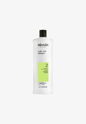Nioxin Kopfhaut- und Haarschaum in einer klaren, hohen Kunststoffflasche mit schwarzem Deckel; besitzt ein grünes Etikett, das Phase 2 für naturbelassene Haare anzeigt.