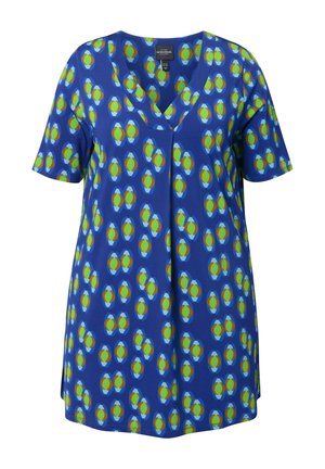 Top corto de manga corta azul con escote en V, que presenta un patrón geométrico en verde, azul y marrón, fabricado con una tela ligera.