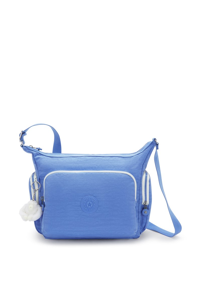 Blå nylon crossbody-väska med en texturerad yta. Har en framficka, vita dragkedjeaccenter och en avtagbar fluffig charm.