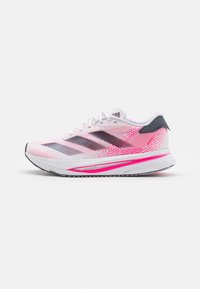 Scarpe da corsa leggere con tomaia in rete bianca e rosa, caratterizzate da tre strisce nere, un accento rosa sulla suola e un copri tallone grigio.