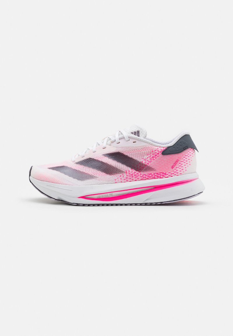 Scarpe da corsa leggere con tomaia in rete bianca e rosa, caratterizzate da tre strisce nere, un accento rosa sulla suola e un copri tallone grigio.