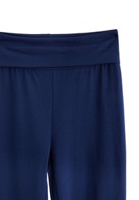 Marineblaues Sporthosen mit einem breiten, weichen Bund und glattem, dehnbarem Stoff. Vertikale Nahtdetails verlaufen an der Vorderseite.