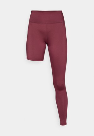 Leggings bordeaux avec une taille haute et une longueur mi-cuisse. Texture lisse et matériau extensible, idéal pour les vêtements de sport.