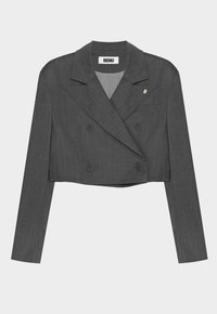 Przycięta szara marynarka z teksturowanej tkaniny, z podwójnym zapięciem, wyciętymi klapami oraz metalicznym akcentem w kształcie litery 'B' na piersi.