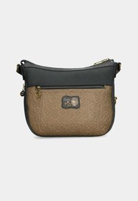 Borsa in pelle sintetica marrone con texture, dettagli in grigio scuro, tracolla regolabile, zip superiore e logo sul taschino anteriore.