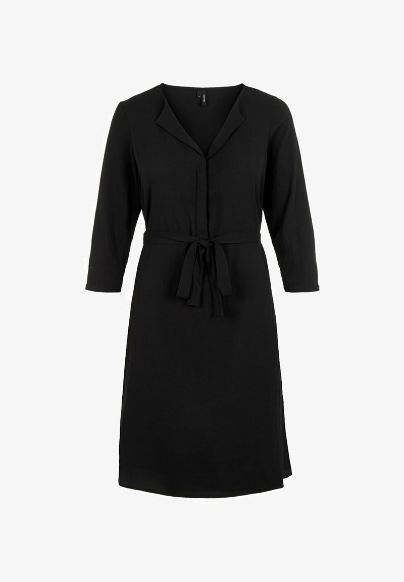 Robe noire longueur genou avec manches trois-quarts, col en V et ceinture nouée à la taille.