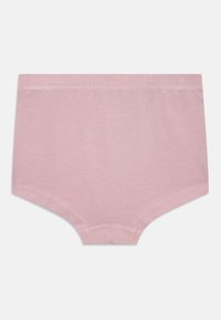 Różowe bawełniane majtki z bezszwowym pasem w talii i miękką fakturą. Posiada proste nogawki oraz subtelne detale w postaci ściegów.