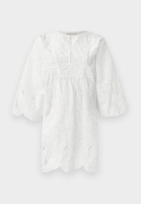 Fehér csipke ruha háromnegyedes ujjal, hullámos szegéllyel és virágmintás hímzéssel az egész területen. Kerek nyakkivágással és finom textúrával rendelkezik.