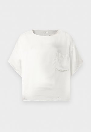 Λευκό μπλουζάκι με κοντά μανίκια, στρογγυλή λαιμόκοψη και μια τσέπη στο στήθος, παρουσιάζεται σε απλό φωτεινό υπόβαθρο.