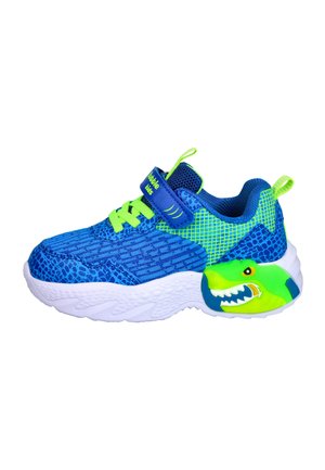 Zapatilla deportiva azul con acentos verdes, parte superior de malla texturizada, cuello acolchado, correa ajustable y gráfico de tiburón en el talón. Suela blanca.