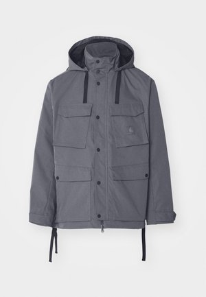 Veste imperméable grise avec capuche, quatre poches avant, boutons-pression et cordons ajustables à la taille et aux poignets. Tissu texturé.
