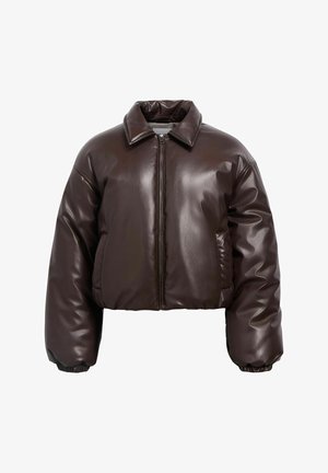 Braune Kunstleder-Cpote-Jacke mit einem Reißverschluss vorne, spitzem Kragen und gerafften Ärmelbündchen. Glatte Textur, gepolstertes Design und seitliche Taschen.