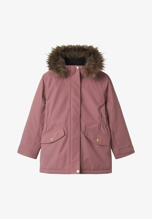 Veste d'extérieur rose avec capuche en fausse fourrure, deux poches avant et taille cintrée. Tissu lisse au fini mat avec des accents en métal doré.
