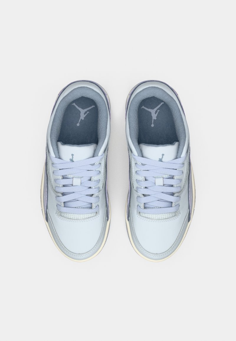 Par de zapatillas Air Jordan en azul claro y gris con cordones, vistas desde arriba sobre un fondo blanco.