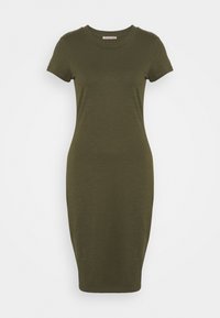 Oliwkowa, dopasowana sukienka z krótkim rękawem, wykonana z miękkiego materiału, z okrągłym dekoltem i długością do kolan. Gładka tekstura, brak widocznych wzorów lub akcentów.