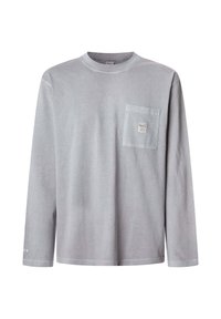 Grau Baumwollhemd mit langen Ärmeln, rundem Halsausschnitt, einer Brusttasche und einem kleinen Logo-Patch auf der Tasche. Weiche Textur.