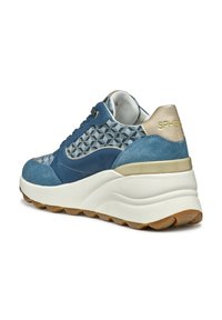Zapatillas deportivas azules con parte superior de ante y textil estampado, una entresuela gruesa blanca y un acento dorado en el talón con un logo en relieve.