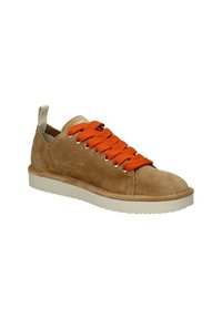 Sneaker in suede marrone con punta arrotondata, dotato di lacci arancioni brillanti, occhielli in argento e suola in gomma bianca. Design minimalista.