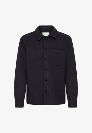 Chemise noire à boutons, fabriquée en tissu texturé, avec un col pointu, des manches longues et une poche poitrine unique.