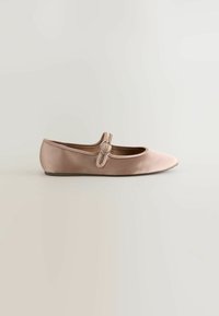 Ballet flat in satin rosa chiaro con punta affusolata, dotato di una fascia decorativa con dettaglio a fibbia circolare e suola piatta.