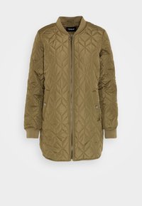 Olijfgroene gewatteerde lange bomberjack met geribde manchetten, rits aan de voorkant, zijzakken met drukknoopjes en een geribde kraag.