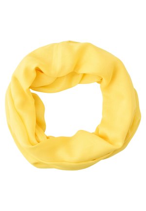 Écharpe infinie en tissu jaune disposée en boucle circulaire lâche sur fond blanc.