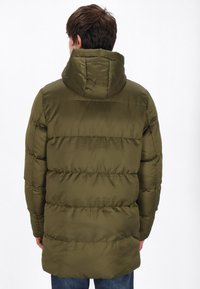 Oliwkowa kurtka puchowa z kapturem, z poziomymi przeszyciami, gładką teksturą i lekko wydłużonym tyłem. Casualowy design.