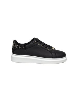 Zapatilla negra con un acabado suave, ojales dorados, detalles texturizados en negro en el talón y una suela de goma blanca para contraste.
