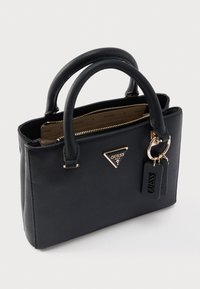 Must nahast käekott tekstureeritud pinnaga, kahe ülaosa sangadega, tõmblukuga sulgemine, kullatooni metalldetailid ja esiküljel kaubamärgiga logo.