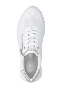Baskets blanches avec dessus perforé, fermeture éclair argentée contrastante, lacets plats et semelle en caoutchouc ; branding sur la languette et la semelle intérieure.