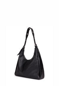 Čierna kožená kabelka s jedným nastaviteľným popruhom s kovovými očkami, zapínaním na zips a mäkkým, trojuholníkovým tvarom.